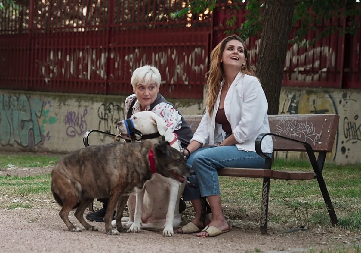 La jueza de la Audiencia Nacional, María Tardón, junto a su hija en un fotograma del documental 'Señorias'