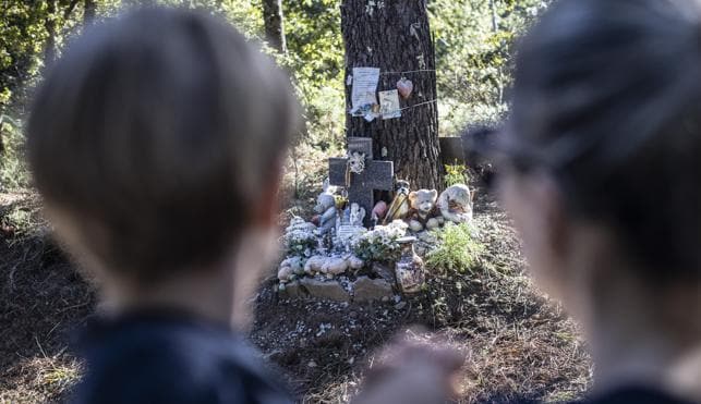 No hay flores en la tumba de Asunta, pero en la fosa de Teo, donde apareció su cuerpo, se acumulan flores, cartas, peluches, estampas de la Virgen...