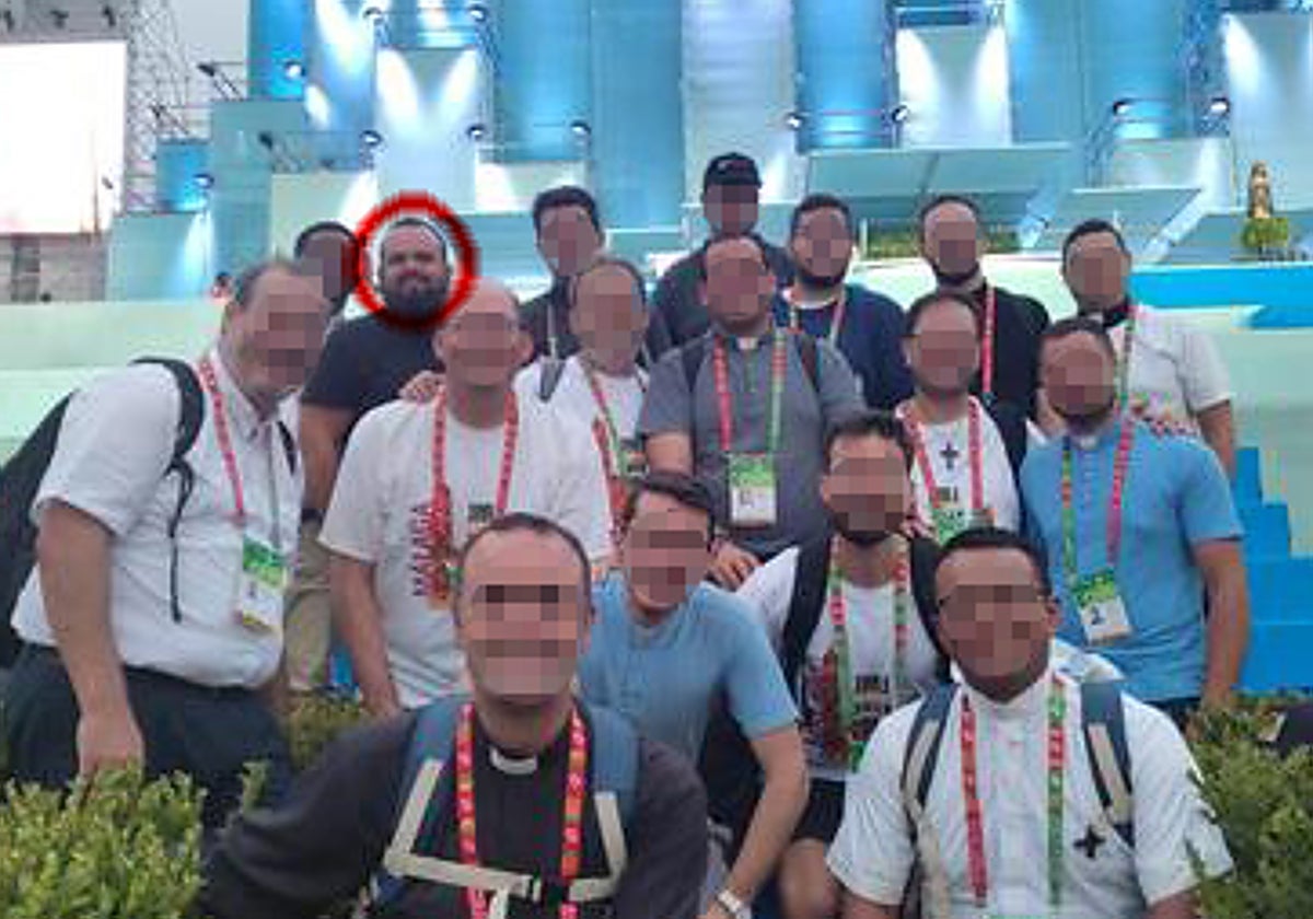 Sacerdotes de la diócesis de Málaga ante el escenario del Parque Eduardo VII de Lisboa, en la JMJ, el día de la ceremonia de bienvenida del Papa Francisco. En un círculo, el detenido