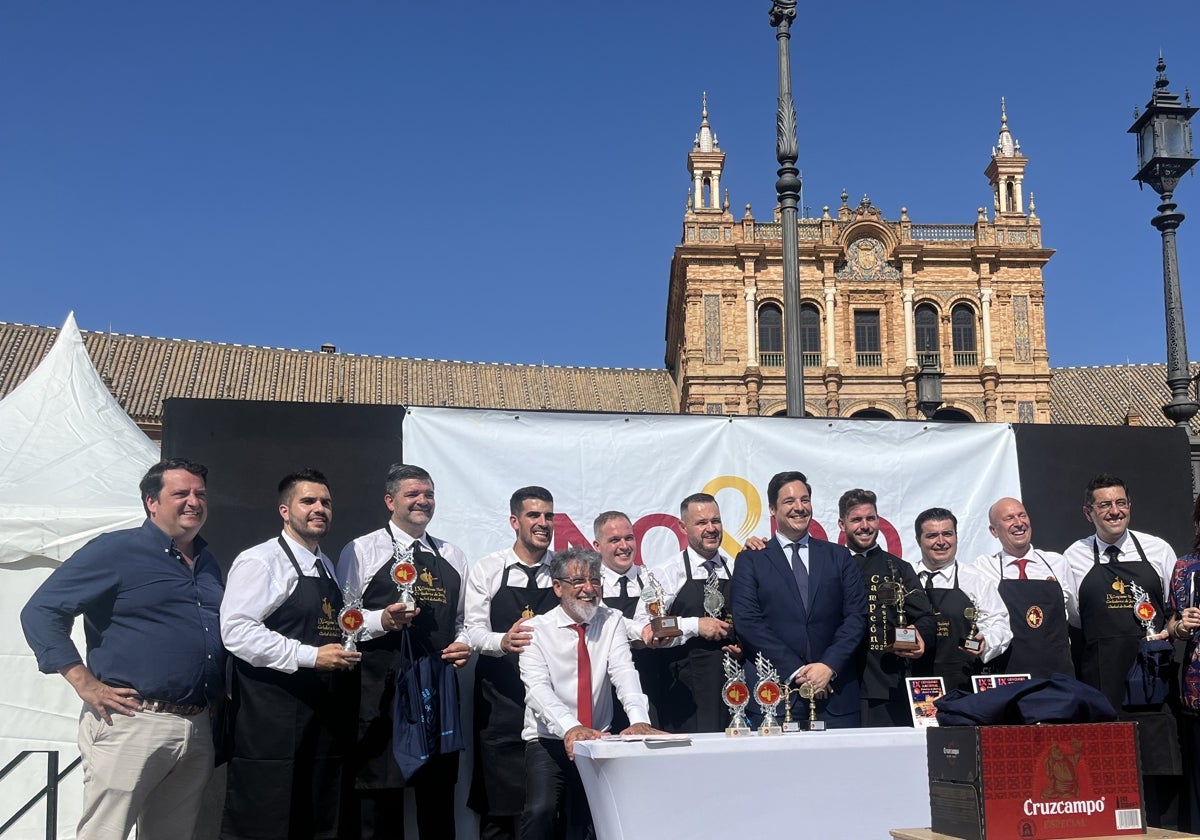 Los ocho cortadores participantes y el ganador con el Giraldillo de Oro junto al delegado del Distrito Sur, José Luis García