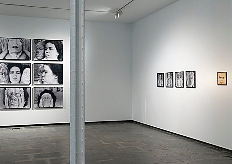Imagen secundaria 1 - en las imágenes, distintas panorámicas de 'La mulata y sus máscaras' en la galería Isabel Hurley de Málaga