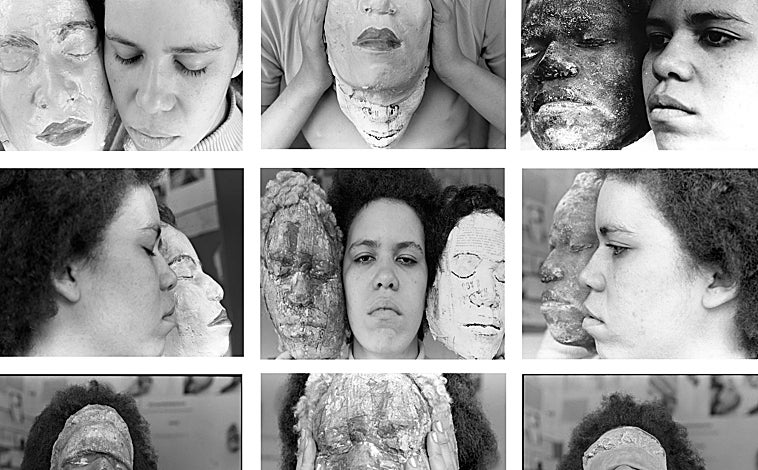 Imagen principal - en las imágenes, distintas panorámicas de 'La mulata y sus máscaras' en la galería Isabel Hurley de Málaga