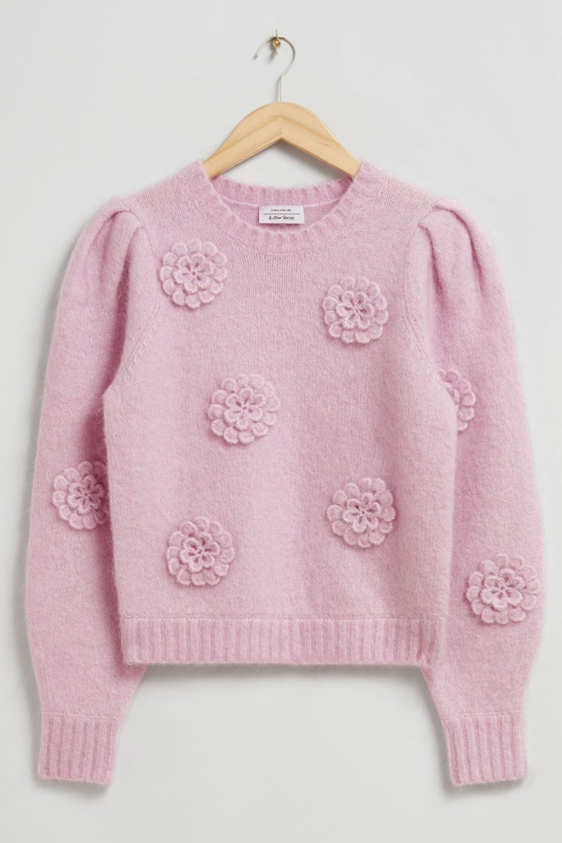 &Other Stories. Jersey de lana merino con flores bordadas y mangas abullonadas. Precio: rebajado a 89€.