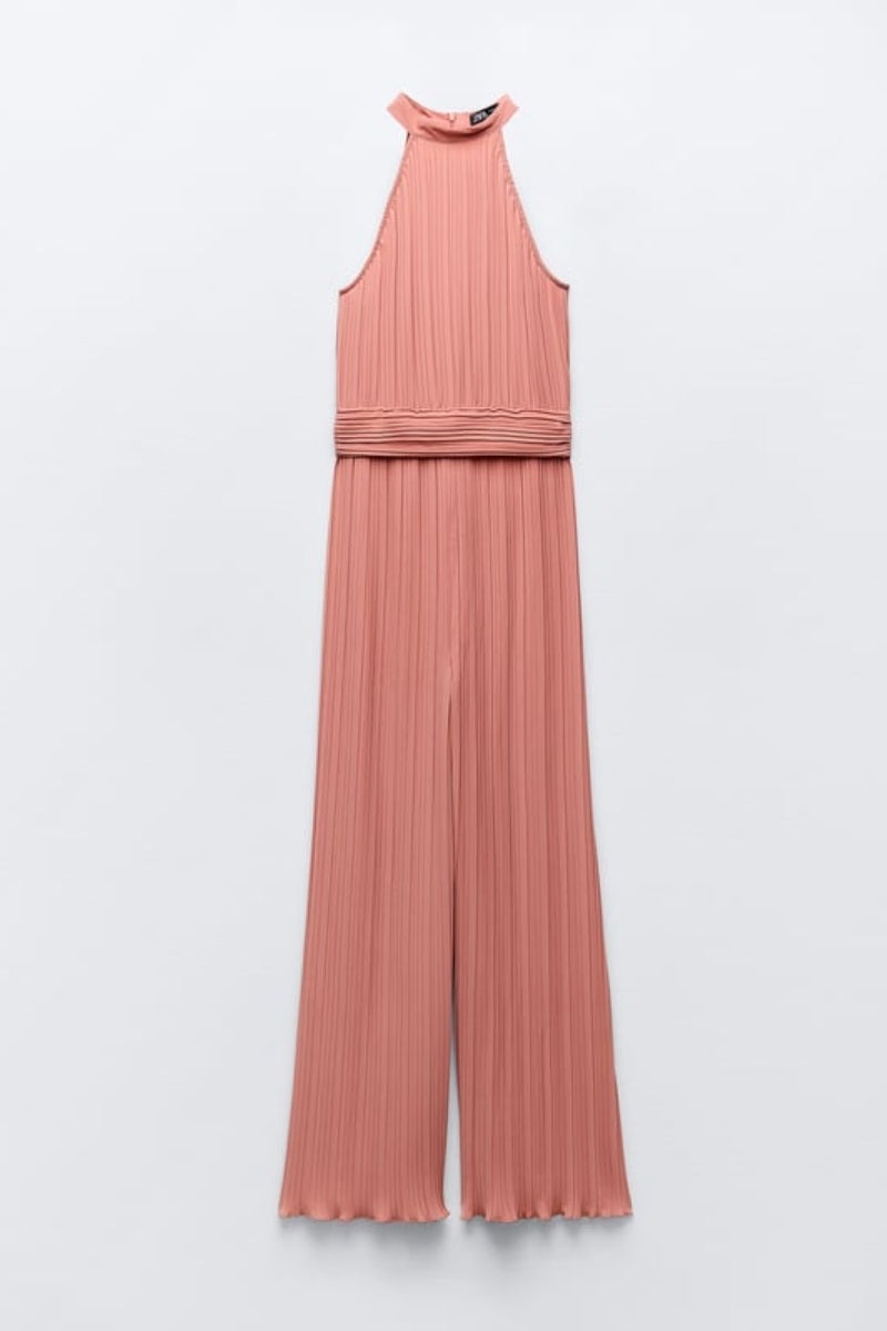 Zara. Mono plisado con escote halter y fajín. Perfecto para los eventos la próxima primavera. Precio: rebajado a 17,99€.