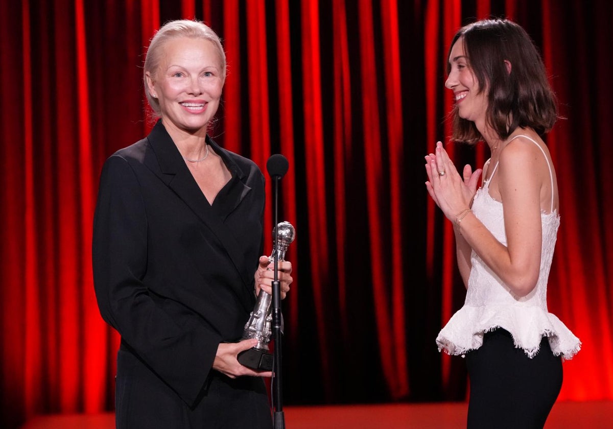 Pamela Anderson recibe el premio del Festival de San Sebastián de manos de Gia Coppola