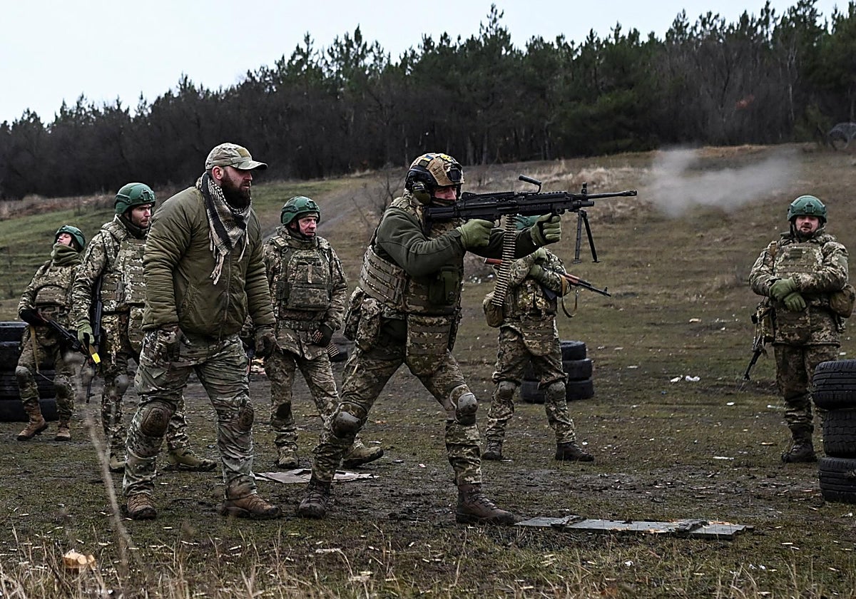 Soldados ucranianos que habían desertado son perdonados a cambio de volver al campo de batalla y se entrenan en Pokrovsk, en la región de Donetsk
