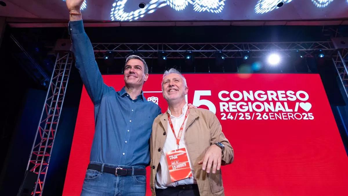 Pedro Sánchez y Ángel Víctor Torres, en la clausura del Congreso del PSOE de Canarias