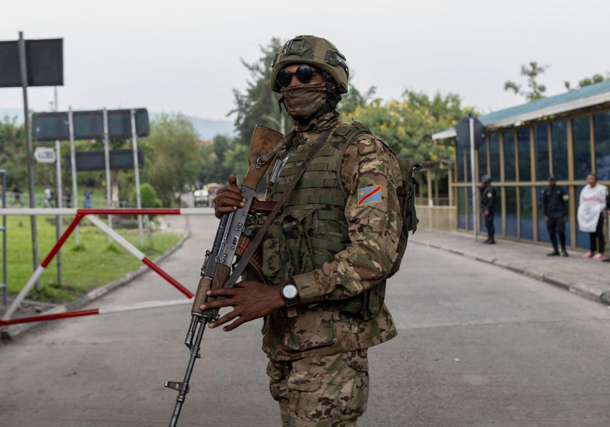 Un miembro del grupo rebelde M23 supervisa la salida de tropas mercenarias en las calles de Goma