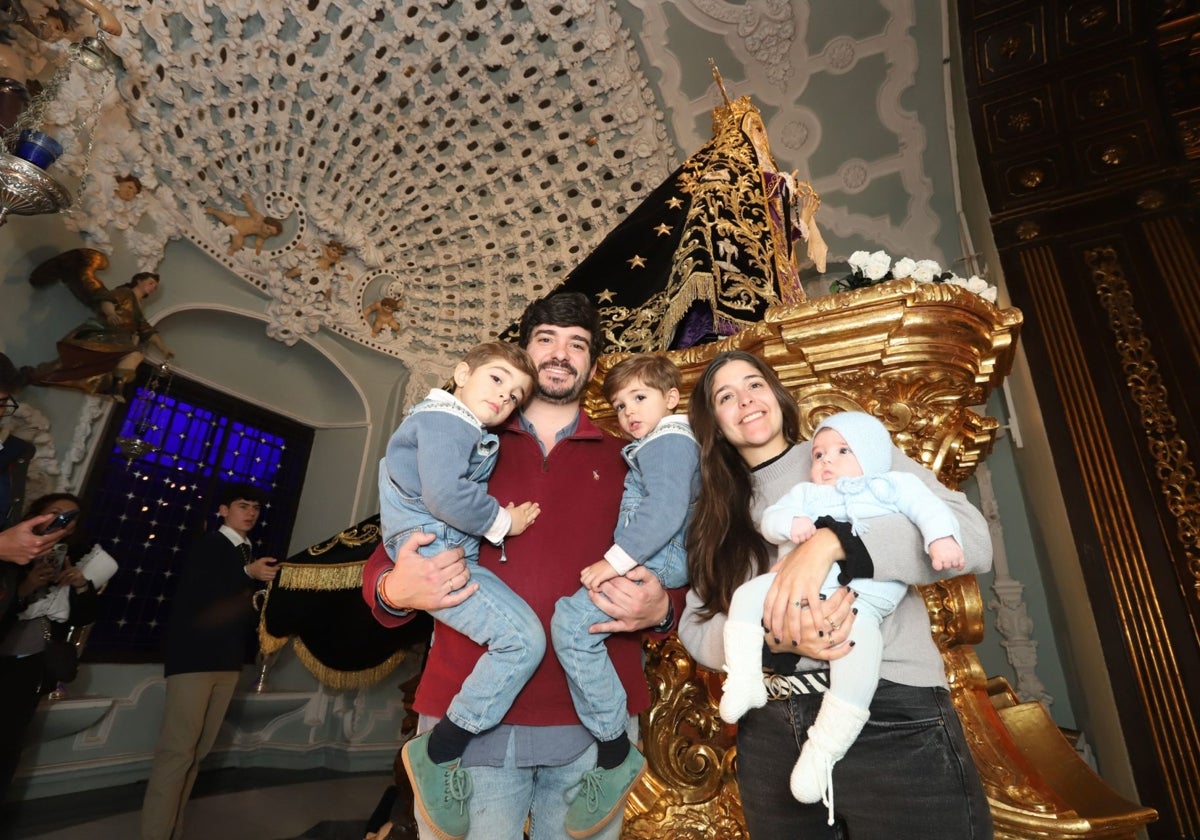 Las familias han pedido a la Virgen de los Dolores la protección de sus hijos