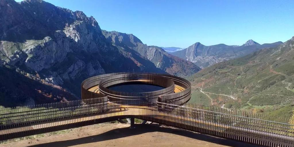 El nuevo mirador con estructura de acero y forma de lazo que se ha inaugurado en Asturias: dónde está y cómo llegar