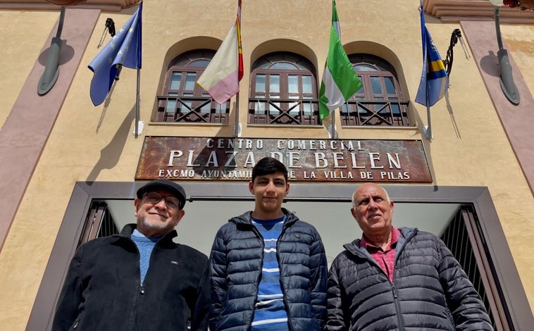 Imagen principal - Las familias de Salah Awad el Sousi (con gorra en la imagen superior y con su esposa e hija arriba a la izquierda) y de Riad Ali el Aila (con su hijo) han empezado una nueva vida en el municipio sevillano de Pilas. Allí, los nietos de El Sousi acuden al colegio para aprender castellano, sus hijos menores siguen estudiando a distancia en la universidad de Gaza y los mayores buscan trabajo