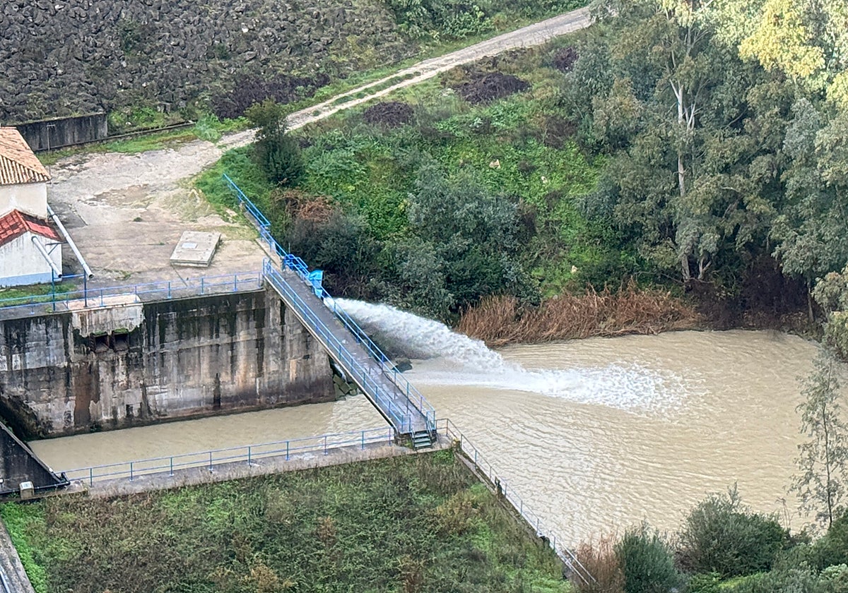 El pantano de La Puebla de Cazalla de nuevo desembalsando agua