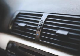 Un mecánico explica cuándo hay que cargar el aire acondicionado del coche: «No es algo normal que se tenga que cargar»