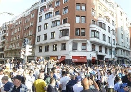 Un vecino de Bilbao, obligado a defender su balcón de varios aficionados del Manchester United y del Tottenham que estaban escalando por un andamio