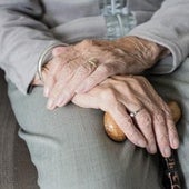 Un experto en longevidad apunta a un curioso snack con más «polifenoles que muchas verduras» en personas que llegan a 100 años