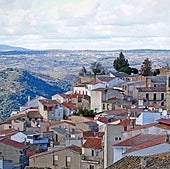 El pueblo de las 1.000 bodegas de un Parque Natural de Zamora que ha conquistado a Luis Tosar, Maxi Iglesias y Elsa Pataky