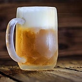 Un químico enseña cómo enfriar rápidamente las cervezas con un alimento que tienes en la despensa