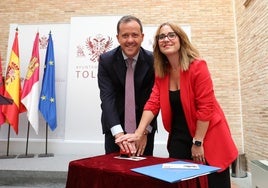 El alcalde de Toledo y la directora general de Filatelia  presentan el sello 'Fiesta del Corpus Christi'