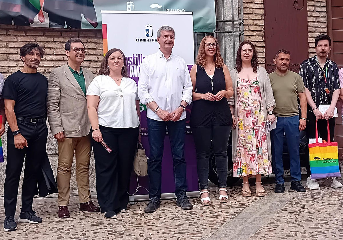 Sara Simón y Álvaro Gutiérrez junto a representantes del colectivo LGTBI de la ciudad
