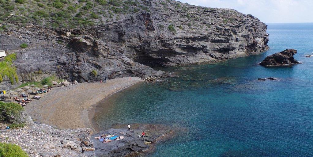 La cala de Murcia que es ideal para pasar el día y tiene la arena oscura: dónde está y cómo llegar