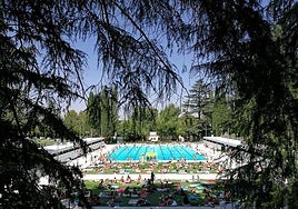 La piscina de Madrid que solo cuesta 2 euros y está rodeada de árboles: dónde está y cómo llegar