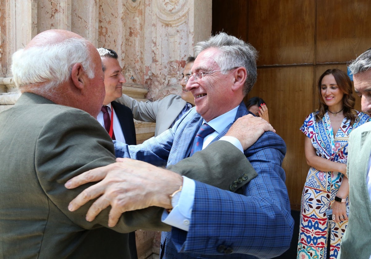 El nuevo director de la Oficina Antfraude, a la izquierda, es felicitado por Jesús Aguirre