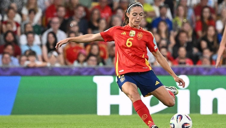 La vida personal de Aitana Bonmati: el origen de sus apellidos, sus estudios y su relación con Xavi Hernández