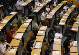Un chino que vive en España señala las diferencias de la selectividad con España: «Dicen de no comer sandía»