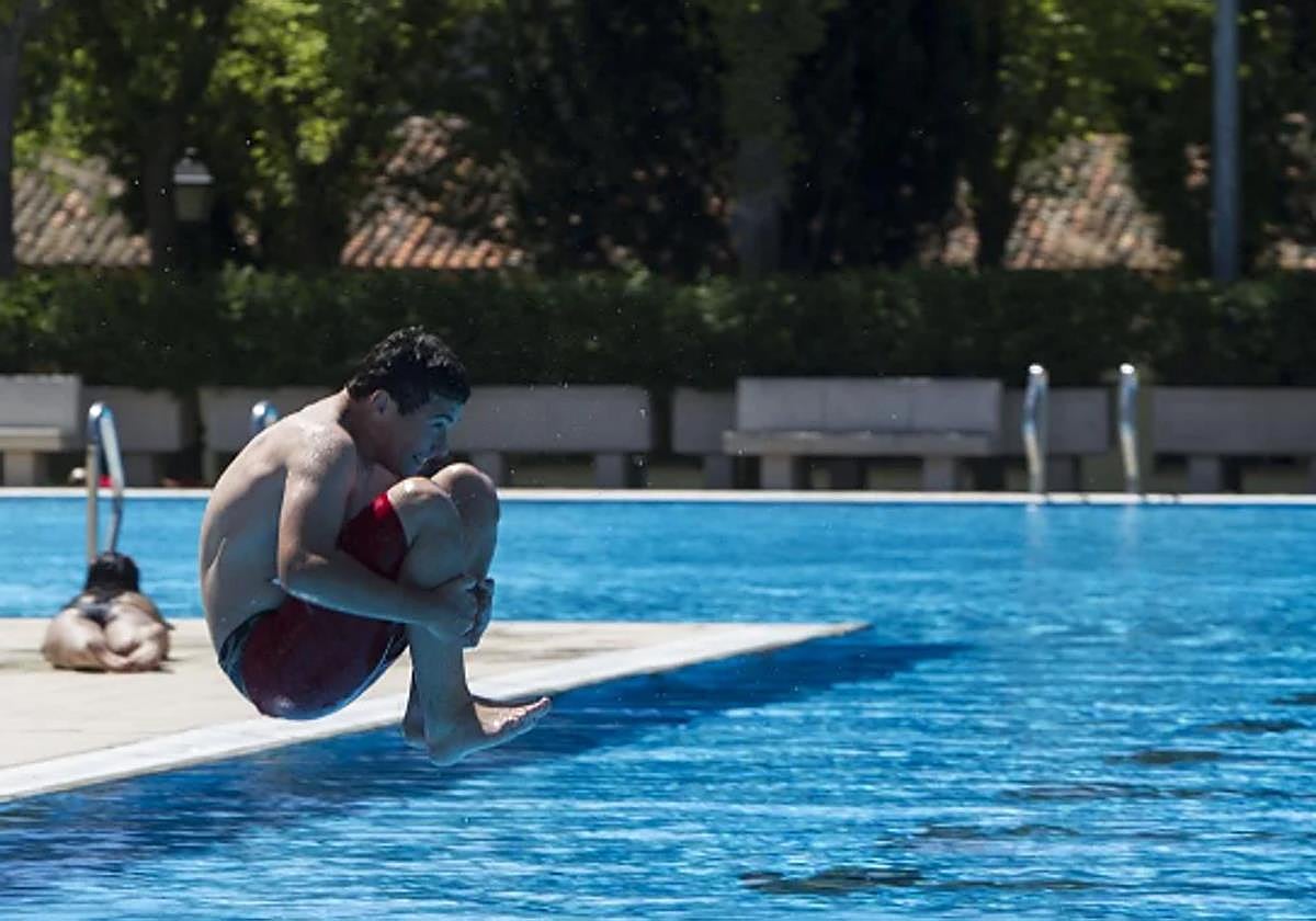 Se buscan candidatos para el trabajo más refrescante del verano: catador de piscinas por 1.850 euros al mes