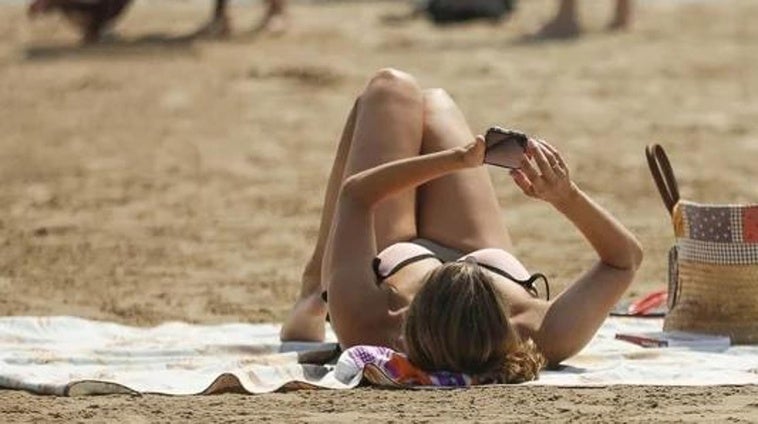 Tu móvil también sufre la ola de calor: consejos para que sobreviva al verano más caluroso de la historia