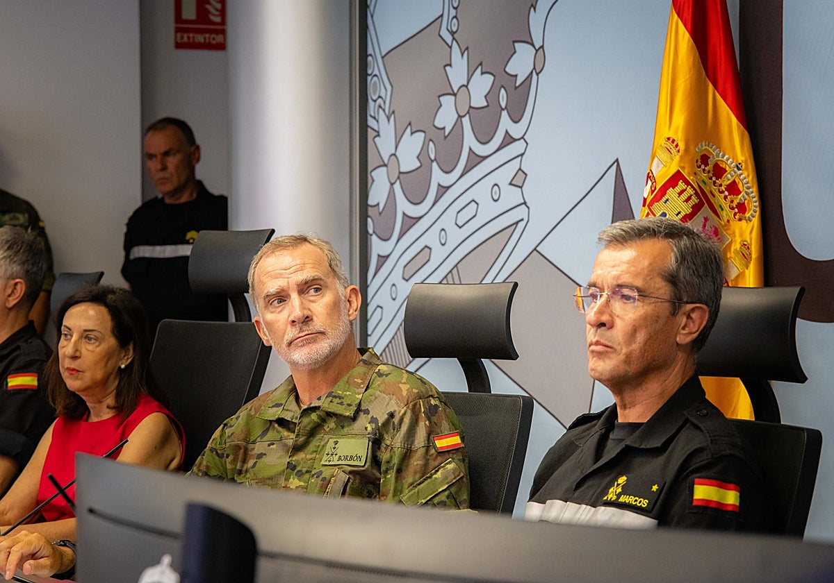 El Rey Felipe VI (c), junto a la ministra de Defensa, Margarita Robles, durante su visita al Cuartel General de la UME