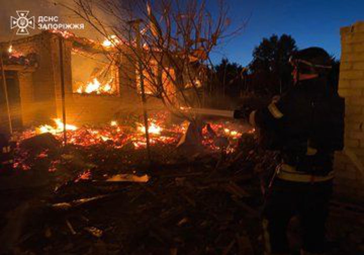 Bombero ucraniano trata de sofocar las llamas en Zaporiyia tras el ataque ruso