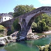 Una estadounidense viaja a Asturias y se queda sin palabras: «Lo más antiguo de mi pueblo es el McDonald's»