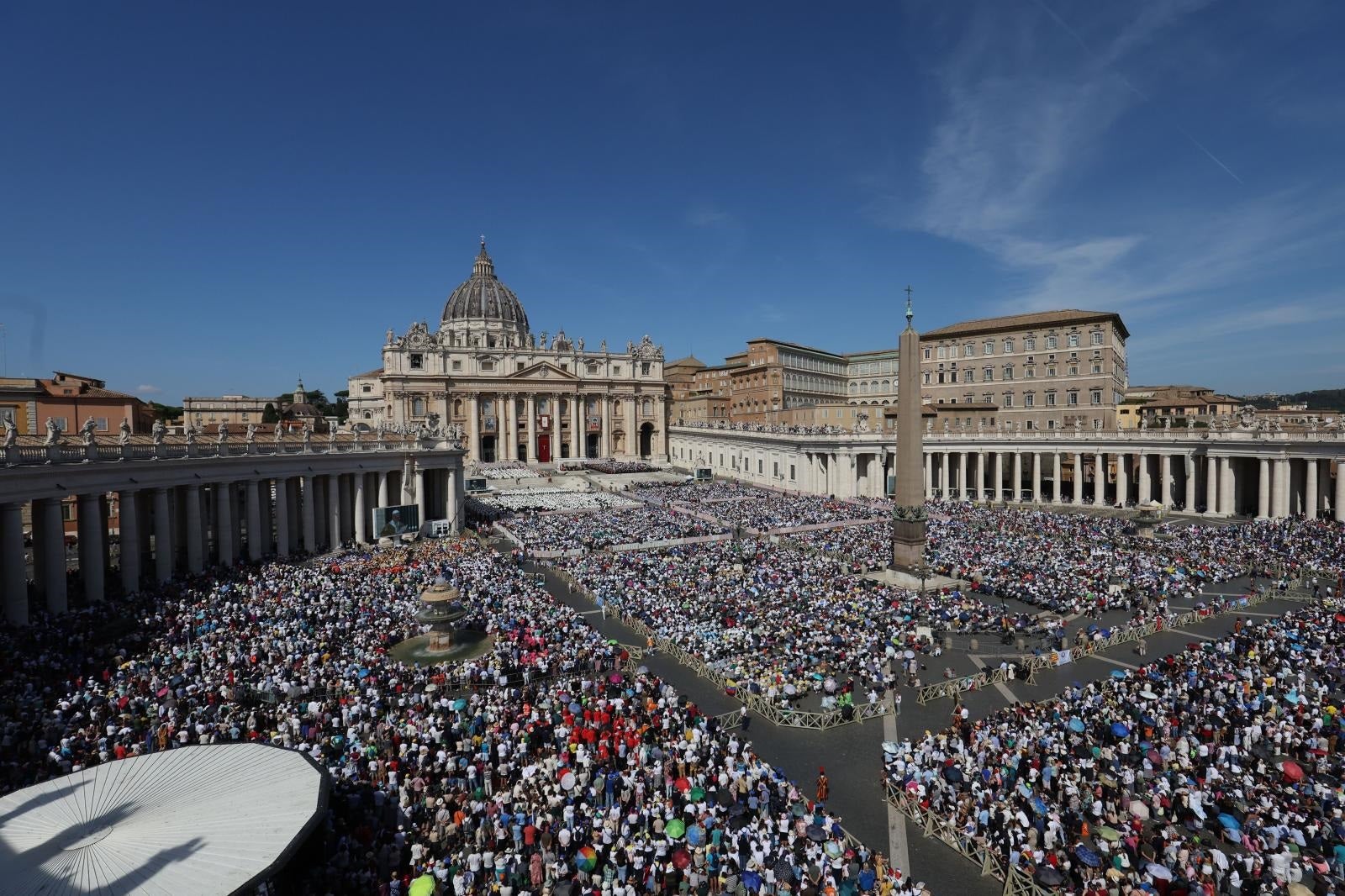 Miles de fieles asisten a la Santa Misa y a la ceremonia de canonización del Beato Carlo Acutis