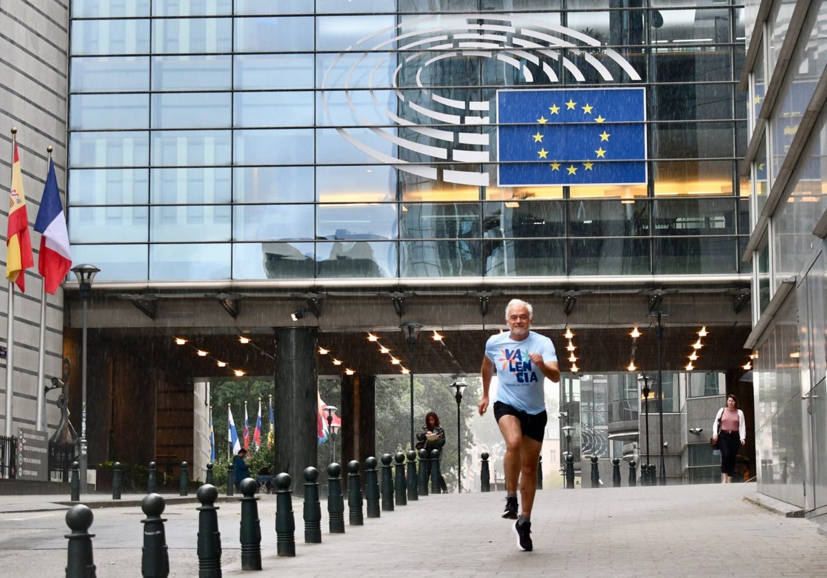 Esteban Pons, corriendo para `Hinchas' junto al Parlamento Europeo