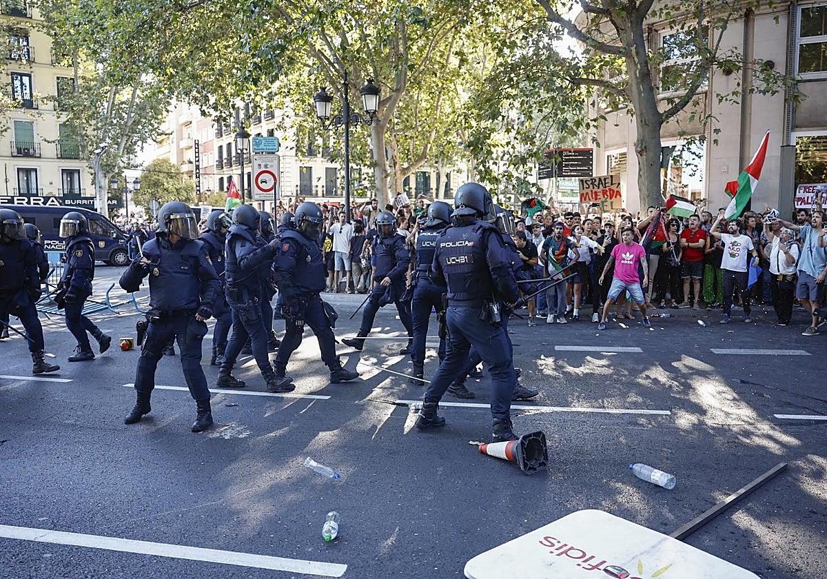 Imagen de los incidentes de ayer en Madrid // Vídeo: El ministro del Interior elogia la imagen de los manifestantes de La Vuelta