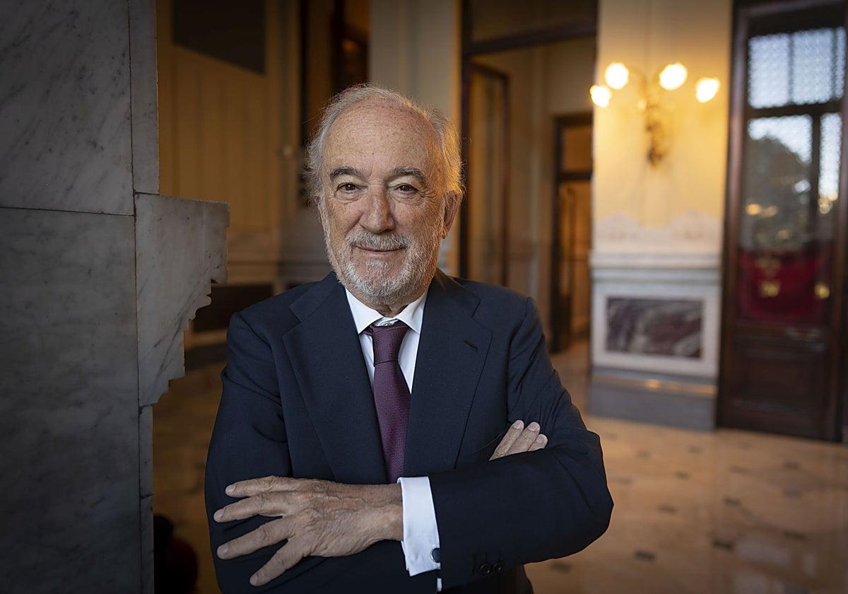 Santiago Muñoz Machado, en la entrada del edificio de la RAE