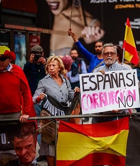 Imagen secundaria 2 - Los fieles del cumpleañero Juan Carlos Peinado, &#039;el juez valor&#039;