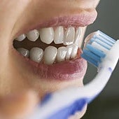 Una ortodoncista señala las tres situaciones en las que no debes lavarte los dientes