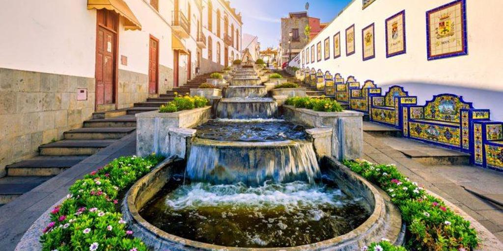 El pueblo de montaña con una cascada urbana de 30 metros, ideal para visitar en otoño en Canarias: dónde está y cómo llegar