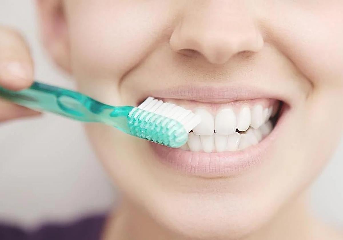 Una dentista explica cómo hay que lavar correctamente los dientes: «Primero se usa el hilo dental...»