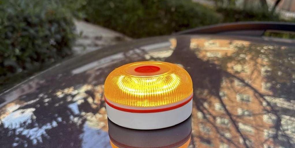 DGTは、V16ビーコンの後、ドライバーが車内にV27サインを携帯する義務があるかどうかを説明します