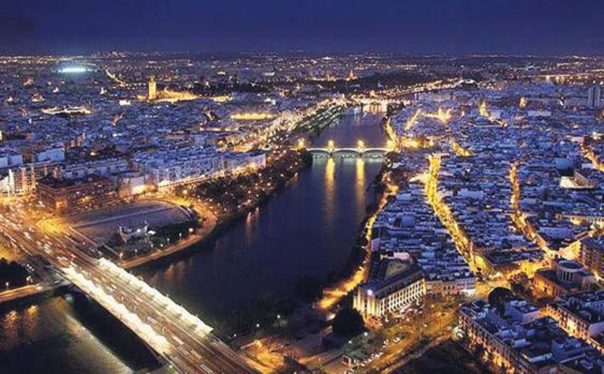 Vista panorámica nocturna de Sevilla