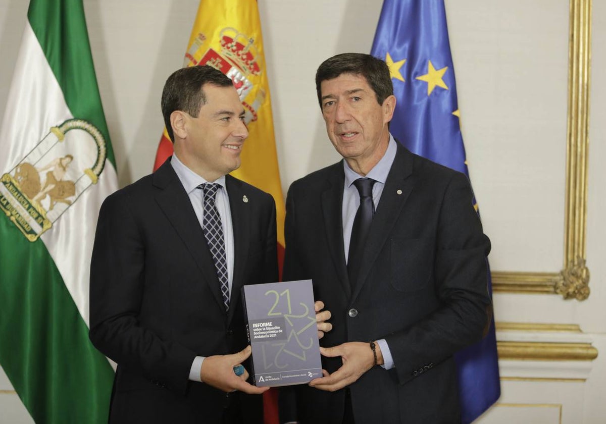 El Presidente de la Junta de Andalucía, Juanma Moreno, recibe el informe socioeconómico de Andalucía de manos del presidente del Consejo Económico y Social, Juan Marín