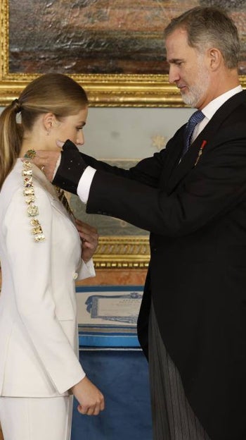 El Rey impone la Medalla de la Orden de Carlos III a Doña Leonor