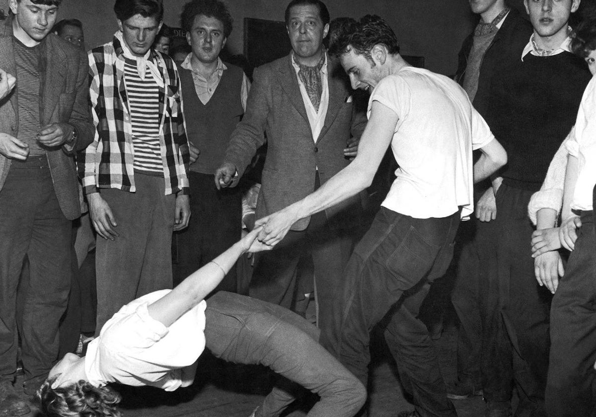Una pareja bailando al ritmo de un rock and roll