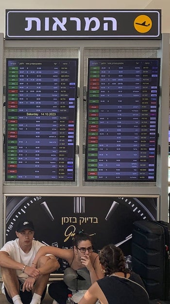 Pasajeros esperando en el aeropuerto de Tel-Aviv
