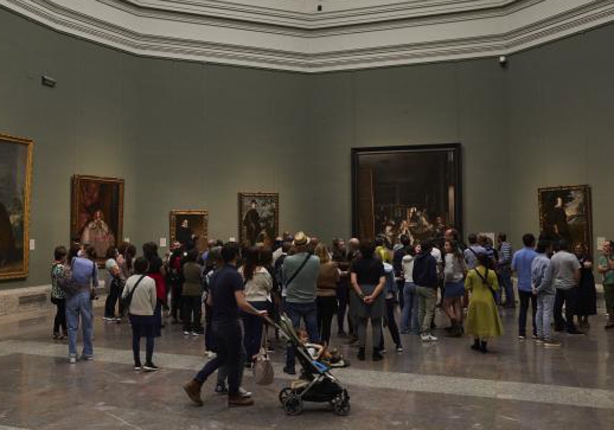 Multitud de visitantes se agolpan para ver 'Las Meninas' en El Prado