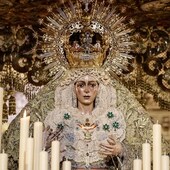 Talla la Virgen de la Macarena en Sevilla, que sale en procesión en la Madrugá sevillana, este Jueves Santo