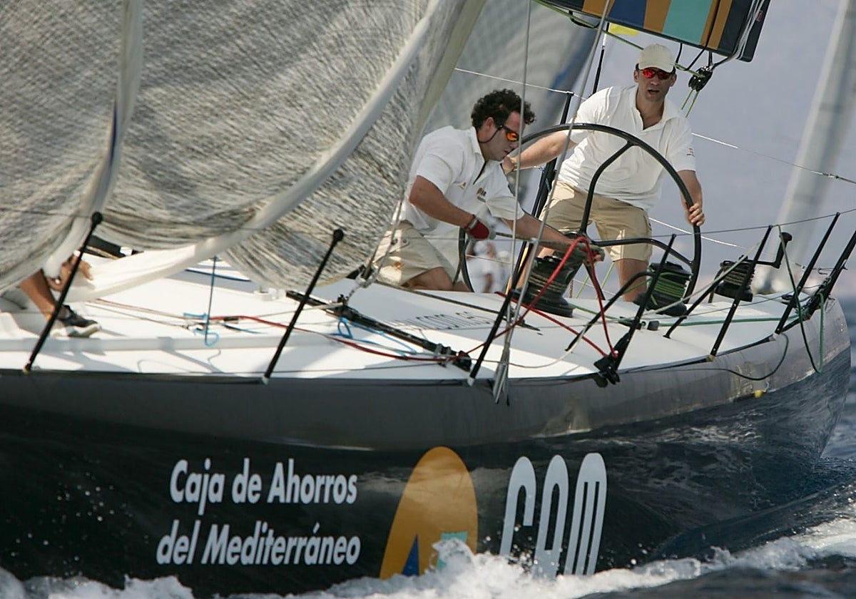 Don Felipe junto al regatista Fernando León durante los Juegos de Barcelona 92